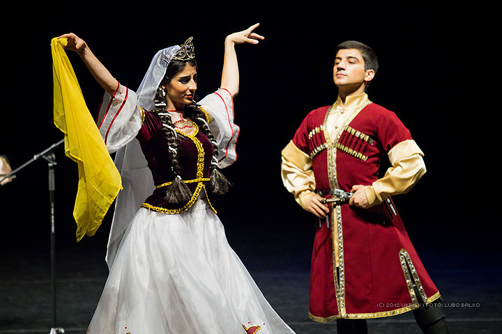 Танцы азербайджана. Азербайджанский национальный танец. Национальные танцы Азербайджана. Азербайджанский народный танец. Азербайджанский женский танец.