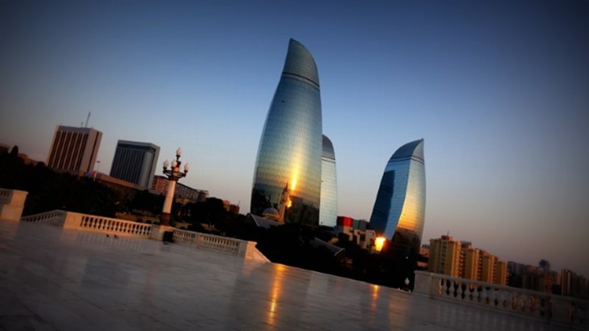 Проект азербайджан. Баку 2003. Здание кольцо в Баку. Баку 2003г. Баку здание парламента.